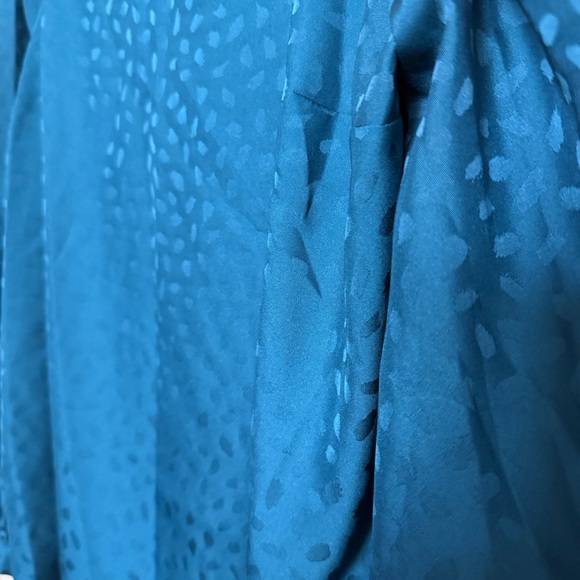 Ann Taylor Blue Teal Blouse with Subtle Pattern Size M - Picture 3 of 4